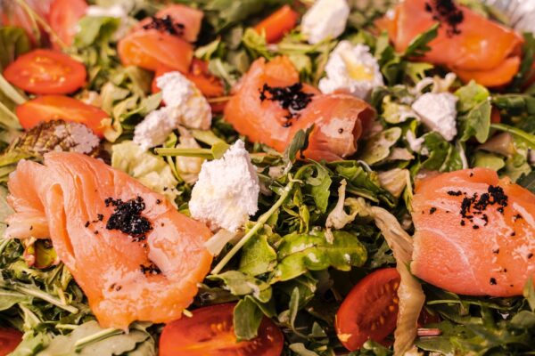 Ensalada de salmón ahumado con queso feta, tomate cherry y fruta con vinagreta balsámica