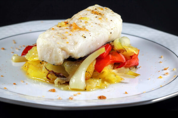 Lomitos de merluza con veloute de pimientos